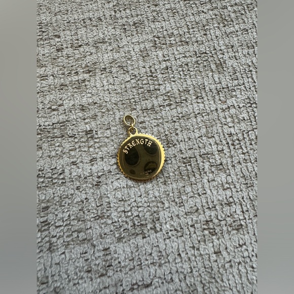 FOUNDRAE “Strength” Medium Medallion 18k Yellow Gold - Picture 2 of 6